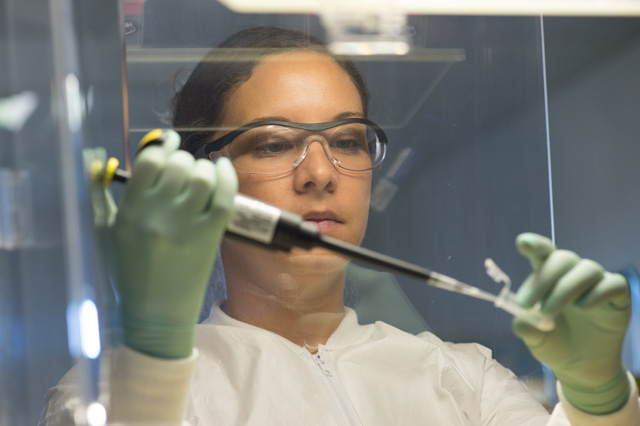 technician using pipettor