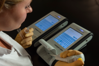 Technicienne de laboratoire utilisant nexgen-pts pour réaliser une analyse de détection des endotoxines avec la technologie innovante des cartouches Endosafe de Charles River.